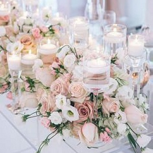 Цветочная композиция на стол гостей персикового цвета со свечами
