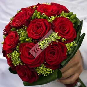 Букет невесты из красных роз с гиперикумом