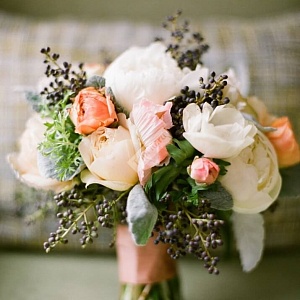 Букет невесты из пионов и роз с вибурнумом