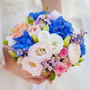 Букет невесты бело-голубой с розовой розой