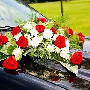 Украшение автомобиля с красной розой и белой хризантемой