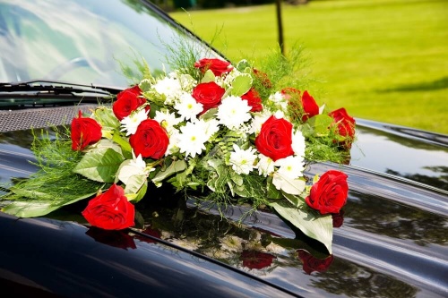 Украшение автомобиля с красной розой и белой хризантемой