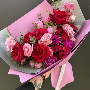Красочный букет из гербер лизиантуса и кустовых роз