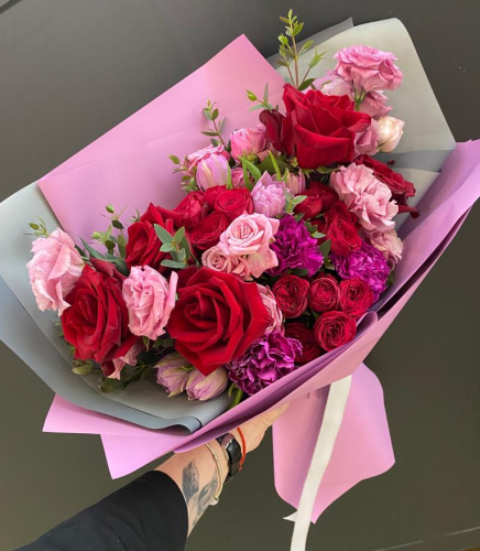 Красочный букет из гербер лизиантуса и кустовых роз