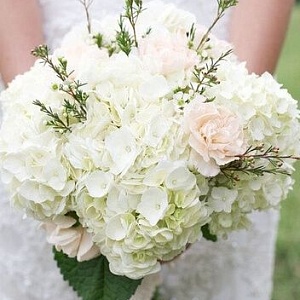 Букет невесты из белой гортензии и розовых кустовых роз