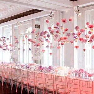 Оформление зала в розовом цвете с подвесными цветами