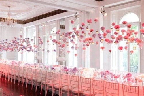 Оформление зала в розовом цвете с подвесными цветами