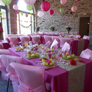 Оформление зала в розовых и малиновых тонах