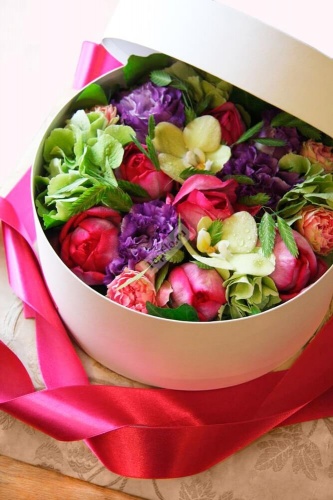 Шляпная коробка с цветами и макарони
