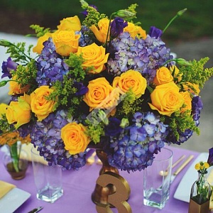 Цветочная композиция на стол гостей для свадьбы в сиреневом цвете