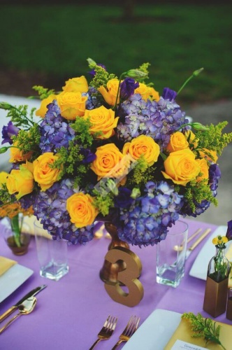 Цветочная композиция на стол гостей для свадьбы в сиреневом цвете