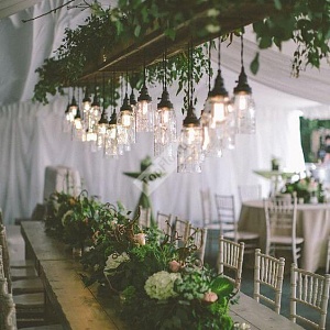 Украшение свадебного шатра зелеными листьями