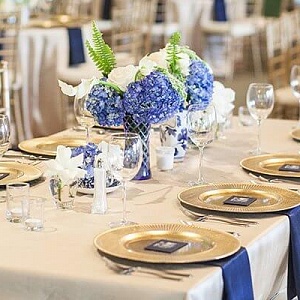 Цветочная композиция на стол гостей с синей гортензией