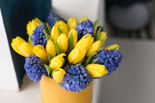 Жёлто-фиолетовый букет тюльпанов