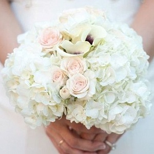 Букет невесты из гортензии с кустовыми розами
