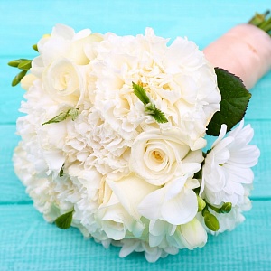 Букет невесты белый с розой и гвоздикой