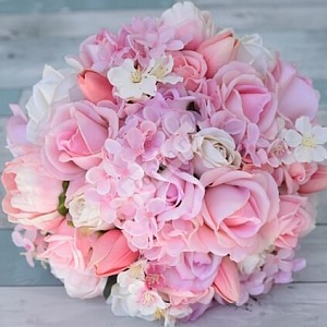 Букет невесты розовый с гортензией розами и альстромерией