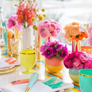 Яркие цветочные композиции для свадьбы в лиловом цвете