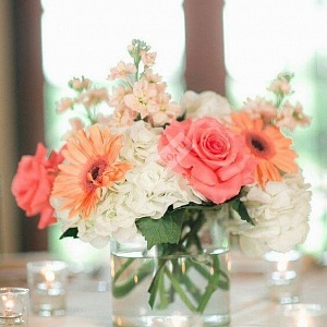 Цветочная композиция на стол гостей с коралловыми цветами