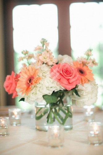 Цветочная композиция на стол гостей с коралловыми цветами