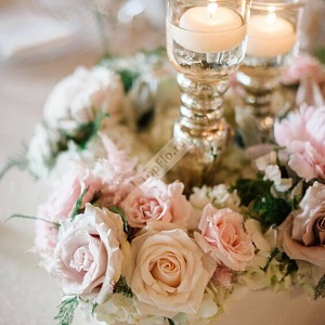 Цветочная композиция на стол гостей со свечами и розами персикового цвета