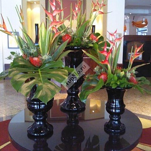 Оформление холла цветами в вазах