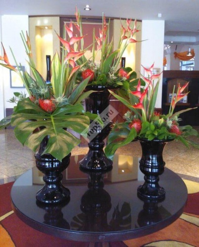 Оформление холла цветами в вазах