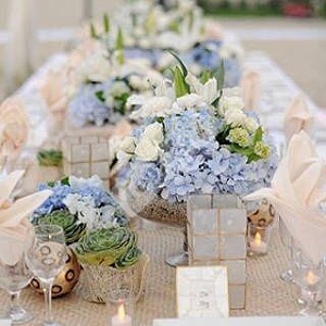 Нежное оформление стола голубыми цветами