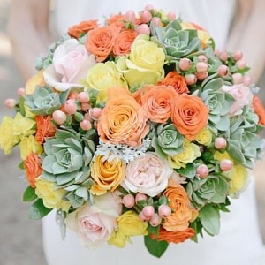 Букет невесты из каменных и кустовых роз с гиперикумом