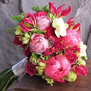 Букет невесты ярко Розовый с пионом и орхидеей
