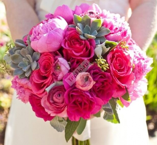 Букет невесты с пионами розой и суккулентами