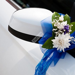 Украшение зеркала автомобиля в бело синем цвете