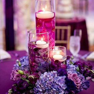 Цветочная композиция на стол гостей с сиреневыми цветами и свечами