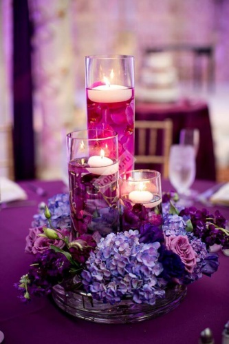 Цветочная композиция на стол гостей с сиреневыми цветами и свечами