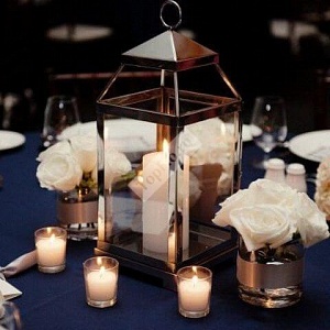 Цветочная композиция на стол гостей со свечами