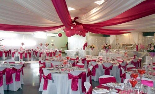 Оформление зала свадьбы в малиновом цвете