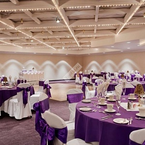 Оформление свадебного зала в фиолетовом цвете