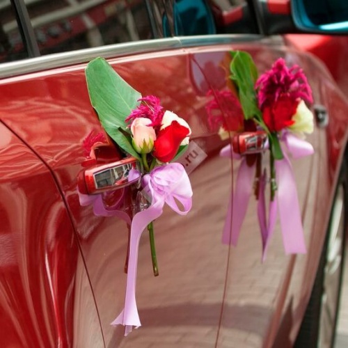 Украшение дверцы автомобиля из роз