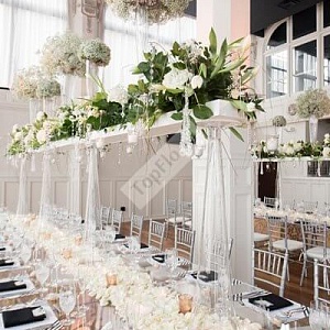 Украшение свадьбы в белом цвете с подвесными элементами