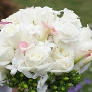 Букет невесты из белых роз и белых калл
