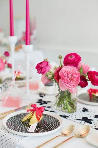 Оформление свадебного стола малиновыми цветами и свечами