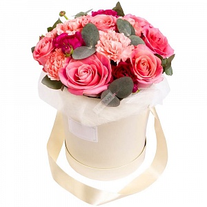 Шляпная коробка с розой и гвоздикой