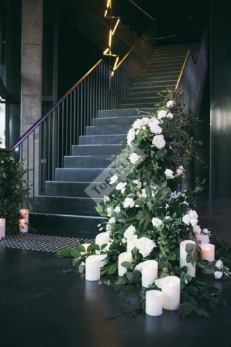 Оформление лестницы для свадьбы в белом цвете