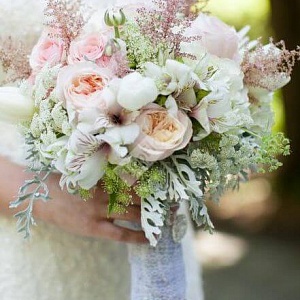 Букет невесты из пионовидных роз и альстромерий