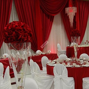 Оформление зала в красно белом цвете