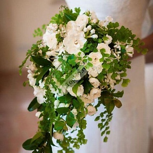Весенний букет невесты с кустовыми розами