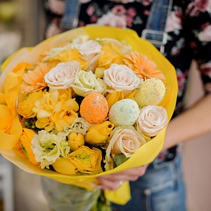 Букет из жёлтых роз и тюльпанов