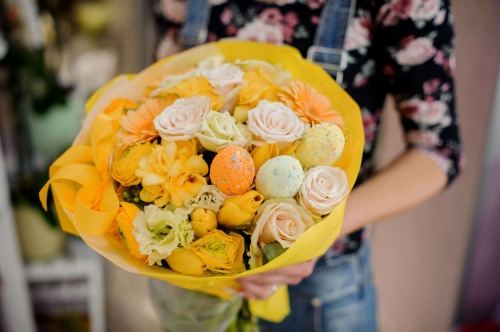Букет из жёлтых роз и тюльпанов