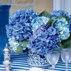 Голубая композиция на стол гостей