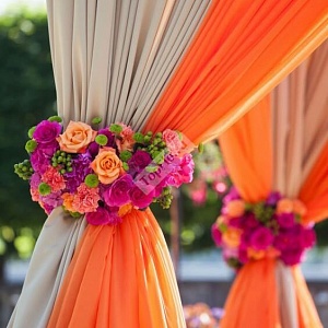 Оформление свадьбы тканью и цветами в оранжевых тонах с лилово розовыми акцентами